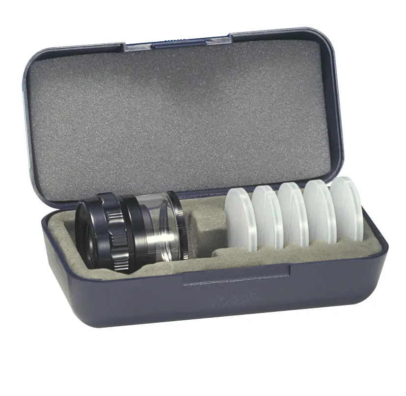 Satz von Lupe 10x und fünf Schablonen im Kunststoffetui